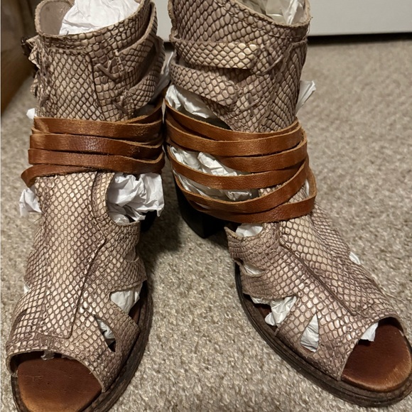SPECIAL$90+ s/h 5/1 Freebird Nest Leather Strappy Block Heel Brown & Beige Shoes - Picture 2 of 10
